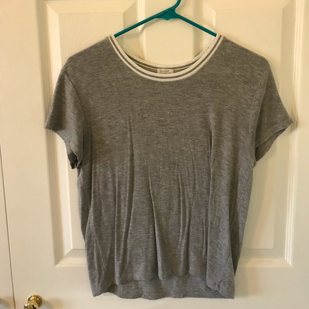 Gray shirt with a white collar